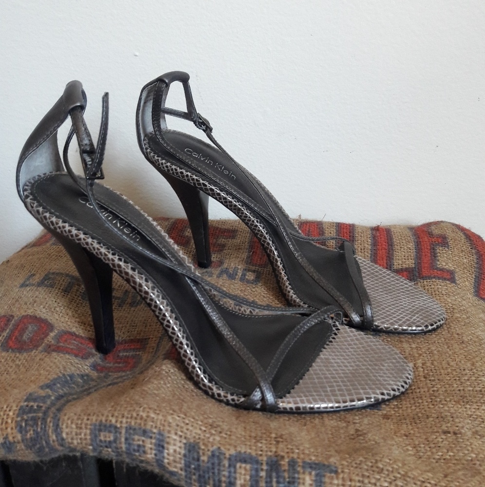 NWOT Calvin Klein Metallic Pewter Snakeskin shoes